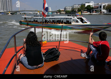 Tempo libero in barca sul Fiume Chao Phraya Bangkok in Thailandia Foto Stock