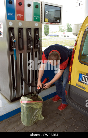 La maggior parte del carburante, turismo, un uomo si riempie una benzina nella zona di confine Foto Stock