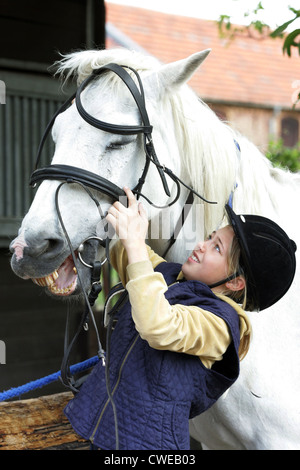 Wandlitz, una ragazza sul suo pony briglie Foto Stock