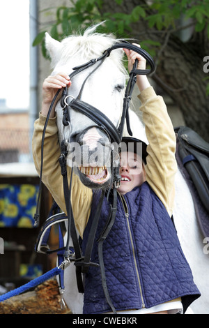 Wandlitz, una ragazza sul suo pony briglie Foto Stock