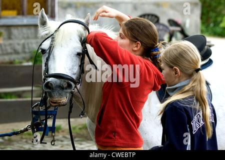 Wandlitz, una ragazza sul suo pony briglie Foto Stock