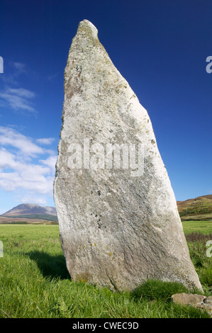 Auchencar pietra permanente, Auchencar, Isle of Arran, North Ayrshire, in Scozia, Regno Unito. Beinn Bharrain in background. Foto Stock