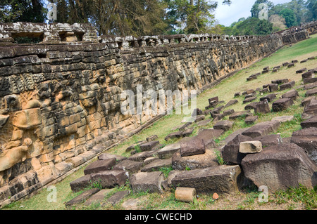 Angolare orizzontale vista della terrazza degli elefanti, una grande area recintata a Angkor Thom in Siem Reap. Foto Stock