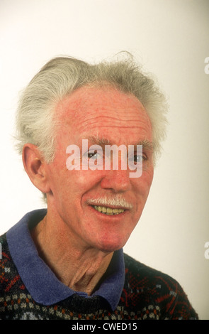 68 anni di vecchio uomo sorridente, Hounslow, Middlesex, Regno Unito. Modello rilasciato l'immagine. Foto Stock