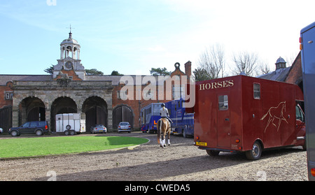 Una giovane donna in sella ad un cavallo e Cavallo le caselle in Ingestre Hall Maneggio Ingestre vicino a Stafford Staffordshire England Regno Unito Foto Stock