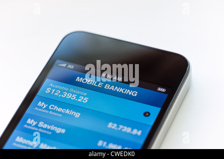 Telefono cellulare con mobile banking applicazione su uno schermo. Closeup shot. Foto Stock