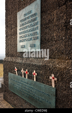 Le iscrizioni commemorative su placche di metallo sulla Leicestershire Yeomanry War Memorial, Glenfield Lodge Park, Leicestershire, England, Regno Unito Foto Stock