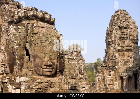 Orizzontale di vista ravvicinata del fascino di facce del tempio Bayon ad Angkor Thom, Cambogia. Foto Stock