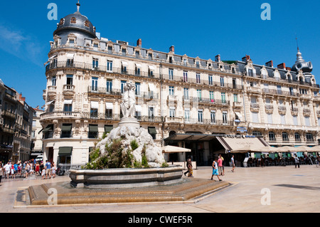 La Place de la Comédie e le Tre Grazie fontana, costruita dallo scultore Étienne d'Antoine nel 1790, a Montpellier, Francia. Foto Stock