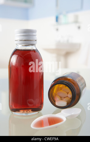 Pillole e medicina sulla mensola per bagno Foto Stock