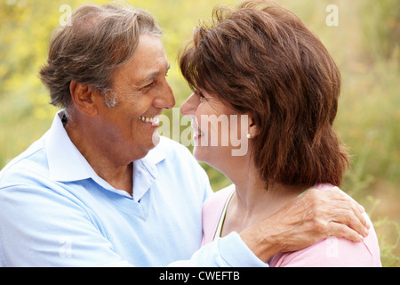 Senior coppia ispanica all'aperto Foto Stock