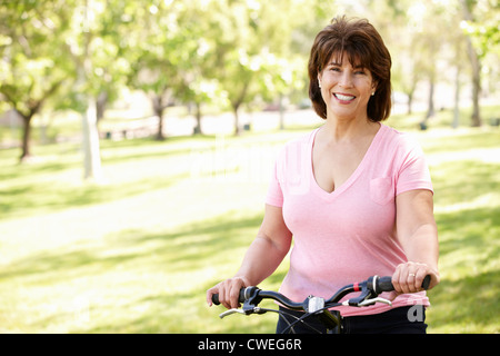 Senior donna ispanica con bike Foto Stock