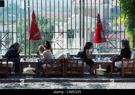 Street cafe nella città vecchia che domina l'antico anfiteatro romano di Plovdiv, Bulgaria Foto Stock