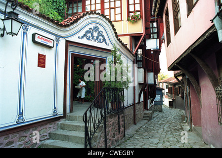 Guardare all'ingresso del ristorante Alafrangite nella vecchia Plovdiv, Bulgaria Foto Stock
