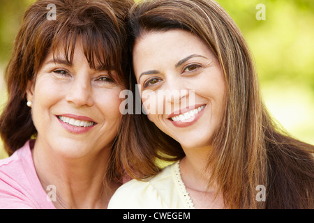 Ritratto di origine ispanica madre e figlia adulta Foto Stock