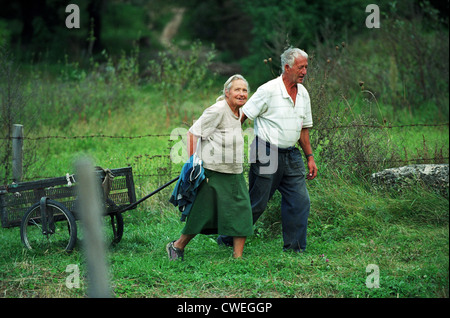 Coppia di contadini al ritorno a casa dopo il lavoro sul campo, Bulgaria Foto Stock