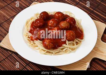 Spaghetti con le polpette di carne in salsa bolognese un adattamento occidentale da una cucina tradizionale italiana Foto Stock