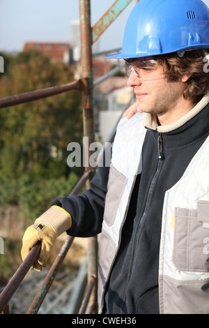 Giovane artigiano all aperto con occhiali protettivi Foto Stock