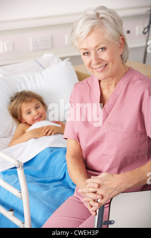 Infermiere con bambino paziente NEGLI STATI UNITI Incidente ed Emergenza Foto Stock