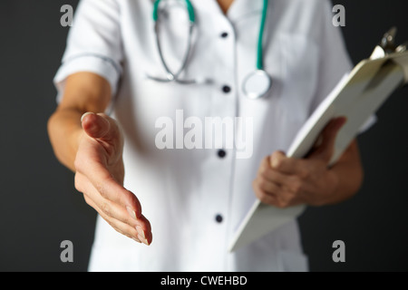 Infermiera americana che si estende la mano per agitare Foto Stock