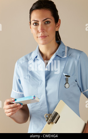 Regno Unito infermiere azienda prescrizione dei farmaci pack Foto Stock