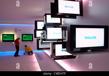 Schermi piatti e realizzato da Philips alla IFA trade fair stand contro una parete Foto Stock