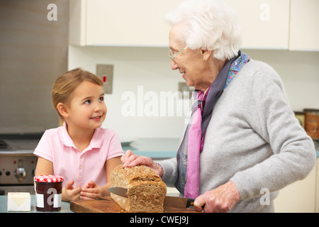 Nonna e nipote di preparare alimenti in cucina Foto Stock