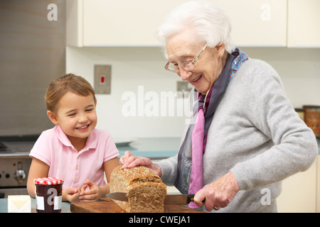 Nonna e nipote di preparare alimenti in cucina Foto Stock