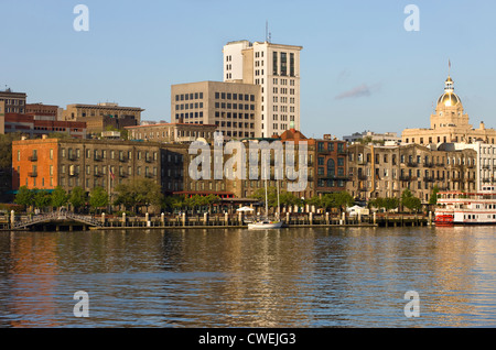 SKYLINE DEL CENTRO Fiume Savannah da Hutchinson Island Savannah in Georgia negli Stati Uniti Foto Stock