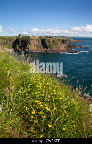 Castello di Dunnottar attraverso Old Hall baia vicino a Stonehaven Aberdeenshire in Scozia Foto Stock