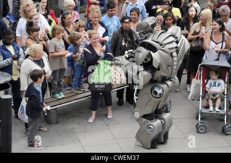 Titan il Robot realizzato un ospite speciale aspetto per celebrare dieci anni di N1 Shopping Center di Islington, Foto Stock