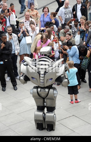 Titan il Robot realizzato un ospite speciale aspetto per celebrare dieci anni di N1 Shopping Center di Islington, Foto Stock