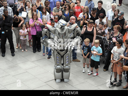 Titan il Robot realizzato un ospite speciale aspetto per celebrare dieci anni di N1 Shopping Center di Islington, Foto Stock