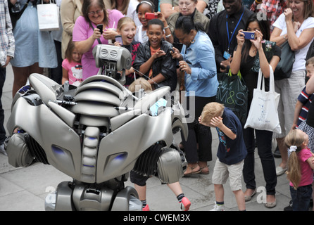 Titan il Robot realizzato un ospite speciale aspetto per celebrare dieci anni di N1 Shopping Center di Islington, Foto Stock