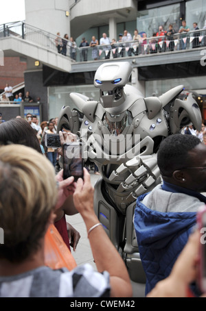 Titan il Robot realizzato un ospite speciale aspetto per celebrare dieci anni di N1 Shopping Center di Islington, Foto Stock