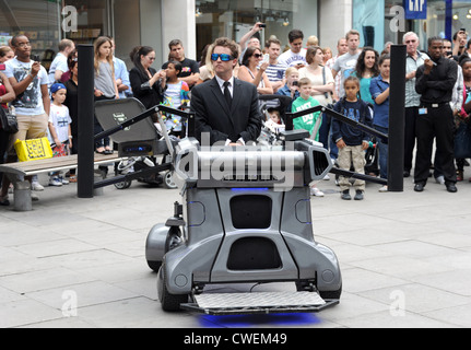 Titan il Robot realizzato un ospite speciale aspetto per celebrare dieci anni di N1 Shopping Center di Islington, Foto Stock