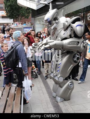 Titan il Robot realizzato un ospite speciale aspetto per celebrare dieci anni di N1 Shopping Center di Islington, Foto Stock