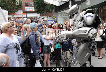 Titan il Robot realizzato un ospite speciale aspetto per celebrare dieci anni di N1 Shopping Center di Islington, Foto Stock