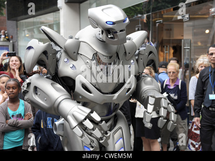 Titan il Robot realizzato un ospite speciale aspetto per celebrare dieci anni di N1 Shopping Center di Islington, Foto Stock