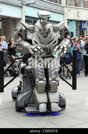 Titan il Robot realizzato un ospite speciale aspetto per celebrare dieci anni di N1 Shopping Center di Islington, Foto Stock