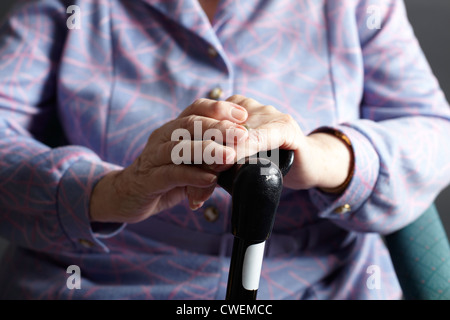 Close up donna Senior Holding bastone da passeggio Foto Stock