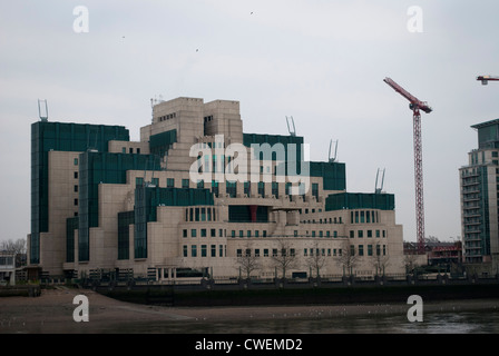 Il SIS Edificio altrimenti noto come Vauxhall Cross la casa di MI6 / SIS con gru a torre contro un cielo grigio Foto Stock