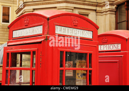 Dettaglio di stile retrò red cabina telefonica per le strade di Londra Foto Stock