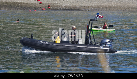 Vancouver barca di polizia pattuglia False Creek e English Bay con due ufficiali di polizia donne Foto Stock