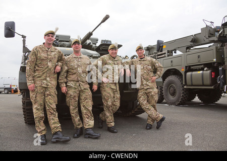 Royal Welsh soldati e un serbatoio di visualizzazione a Pembrokeshire County Visualizza Wales UK Foto Stock