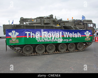 Il Royal Welsh serbatoio con la visualizzazione di banner a Pembrokeshire County Visualizza Wales UK Foto Stock