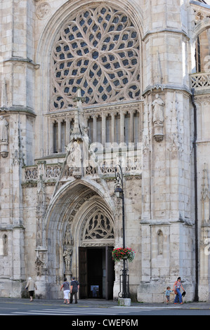 Portale con rosone della Santa Chiesa Eligius / église Saint-Éloi a Dunkerque / Dunkerque, Nord-Pas-de-Calais, Francia Foto Stock