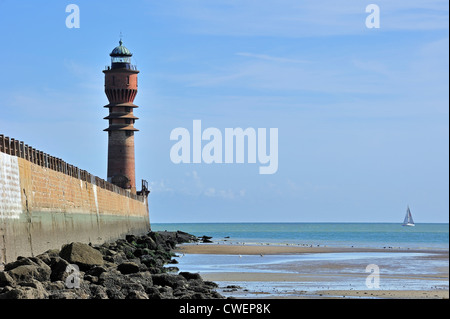 Il Faro de Feu Saint-Pol e barca a vela sul mare del Nord a Dunkerque / Dunkerque, Nord-Pas-de-Calais, Francia Foto Stock