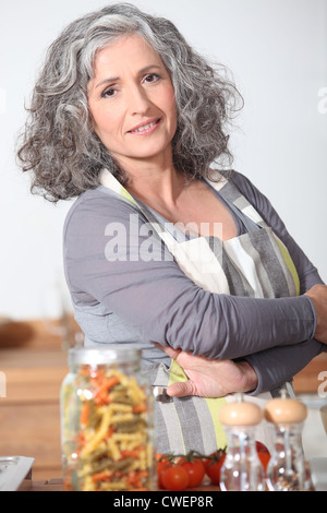 Ritratto di donna matura che indossa il grembiule Foto Stock