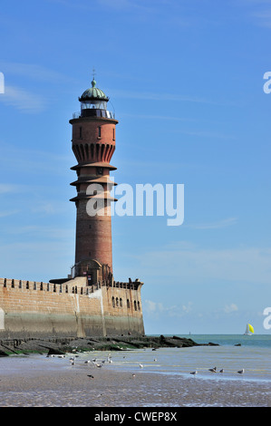 Il Faro de Feu Saint-Pol e barca a vela sul mare del Nord a Dunkerque / Dunkerque, Nord-Pas-de-Calais, Francia Foto Stock